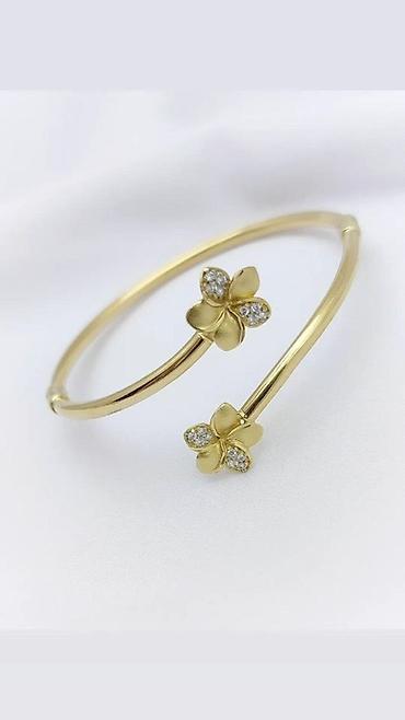 Серьги: Пара элегантных золотистых сережек с английским замком. Каждая сережка — 28