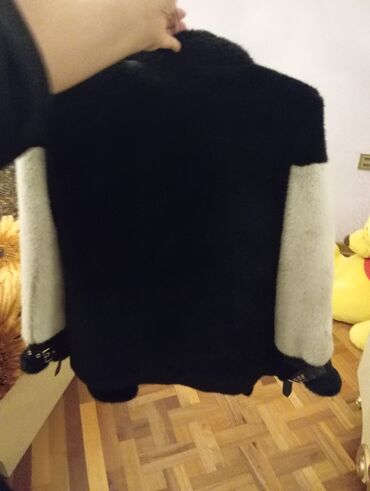 Kurtkalar: Qadın üst geyimləri paketi 1) Qara–ağ süni kürk gödəkçə - Arxa hissə — 1