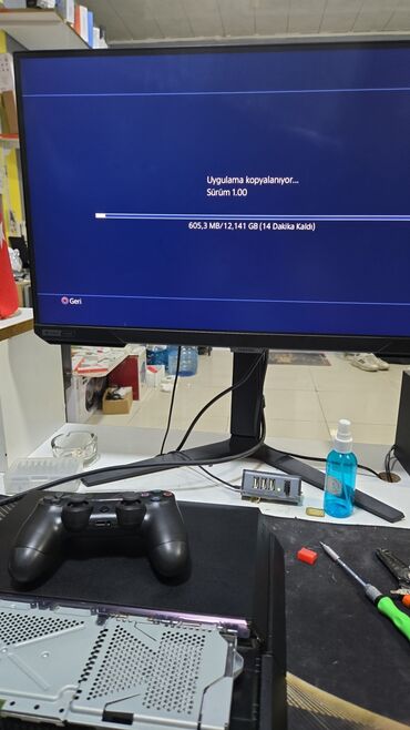 saz data kart: Sony PlayStation 4 (PS4) oyun konsolu — komplekt 500gb yaddaṣ. ṣekilde