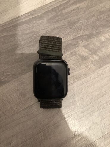 Apple Watch: Продаю 3 серия 
На экране есть полоска