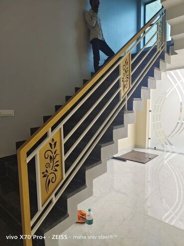 Обшивка лестниц: Металлические перила с геометрическим дизайном. Прочная конструкция — 10