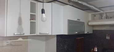 белая мебель в стиле прованс: Ağ-boz tonlarda modul tipli mətbəx mebeli dəsti - Üst şkaflar: bir