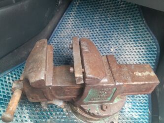 продаю ножницы: Срочно продаю тиски одна губа нету