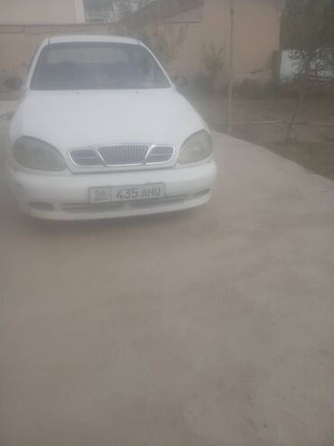 домкрат воздушный: Daewoo Lanos, белый седан. Кузов: - 4 двери, классический седан -