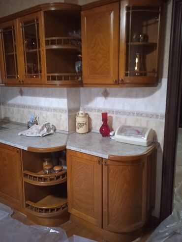 Mətbəx mebeli: Təmiz taxta, uzunluğu 7 metrədən artıq, eni 60 sm (hündürlüyü 90 sm 2 — 7