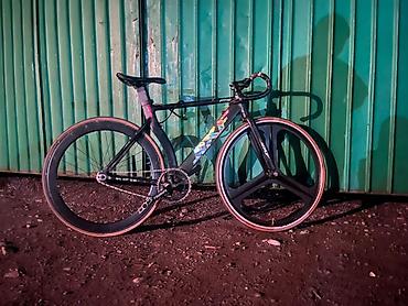 Трековый велосипед фикс-гир (fixed gear) с аэродинамической карбоновой
