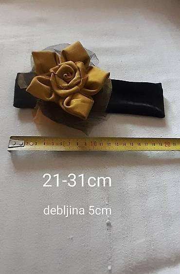 pinko uz: Elastična traka za kosu sa cvetom - Dimenzije: obim 21–31 cm — 1