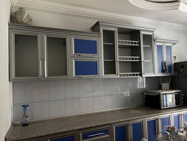 Столы и стулья: 250