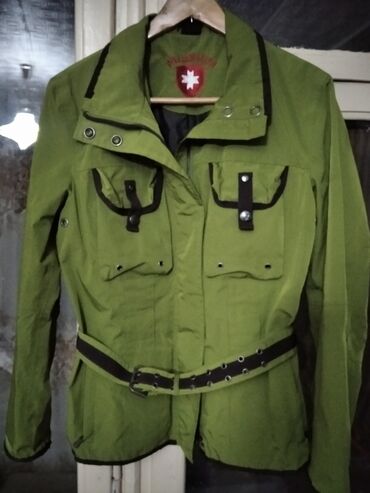 арзан куртка: Продаю куртку на молнии и заклёпках с ремнем,темно-зеленый цвет,длина