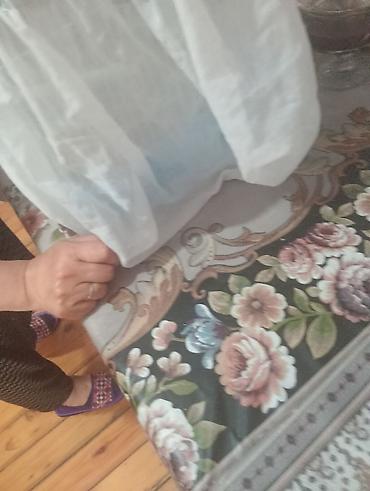 tutuquşu satışı az: Mavi çərçivəli qəfəsdə bir neçə tutuquşu. Qəfəsdə ağ, sarı və mavi — 4