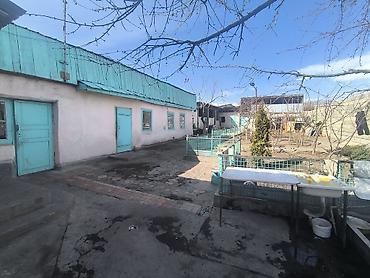 Продажа коттеджей и домов: Балыкчы шаарында чоң үй сатылат! Балыкчы ш., Толстой мектебинин — 2