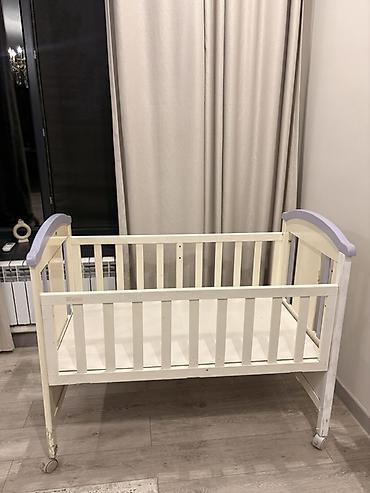 bunk bed: Детская кроватка на колёсиках, выполнена в классическом дизайне в — 2