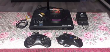 Sega Mega Drive 2000ci ilin oyun konsolu, iki ədəd idarəedici (biri 3