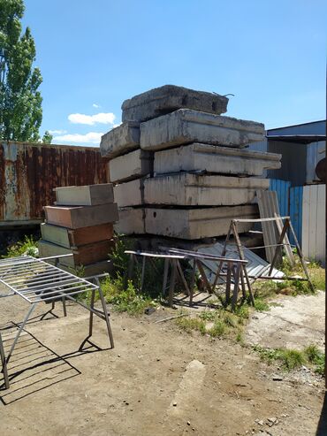 бетонные столбик: Бетонные блоки размер 150см×160см×50см. Количество 20 шт