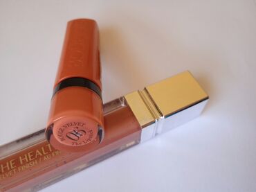 Šminka: Bourjois rouge velvet 06

Bourjois mat karmin, samo isproban — 4