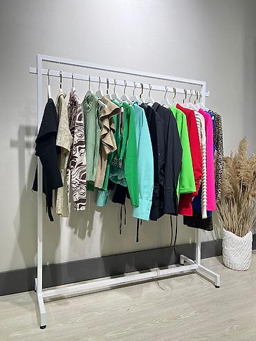 Оборудование для магазинов: Minimalist metal paltar asqısı – butik, şourum və ev geyim saxlama — 4