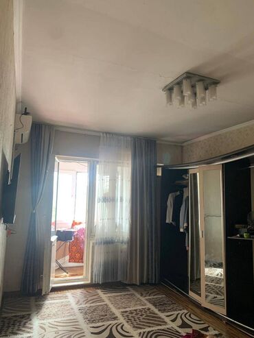 срочно продаётся 1 комнатная квартира в районе ошского рынка по улице кенсуйская: 1 комната, 40 м², 105 серия, 5 этаж, Евроремонт