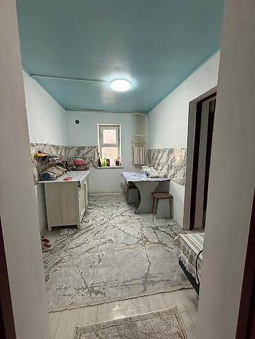 Продажа коттеджей и домов: Продается дом в ж/м Дордой Продается уютный дом. Материал стен: саман — 8