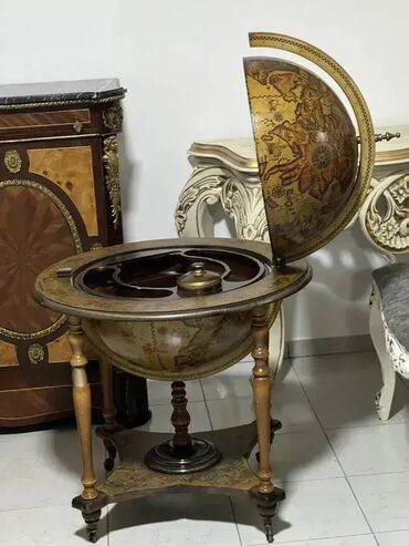 zastita za krevet: Globus bar / bar za piće (broj 14) većih dimenzija 🍸🌍 Dobro stanje. 🏠