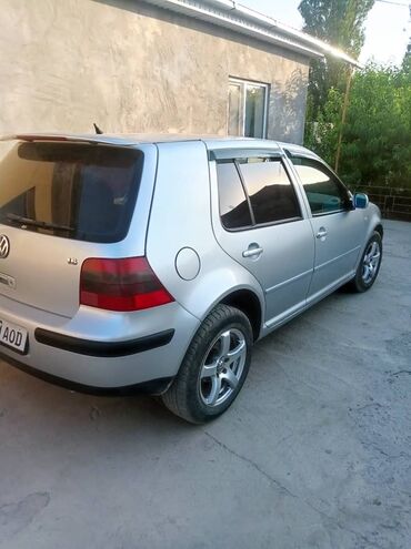 пассат решетка: Серебристый хэтчбек Volkswagen Golf, модель 4-го поколения. Автомобиль