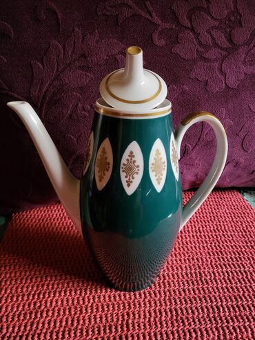 Stari porcelanski bokal iz 70ih. Istocna Nemacka. Bokal je