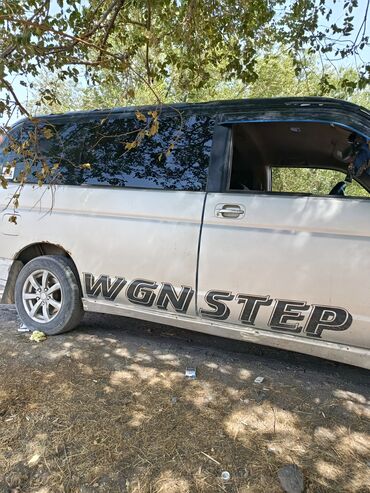 домик на колесо: Минивэн Honda Stepwgn, выполненный в серебристом цвете, предлагает