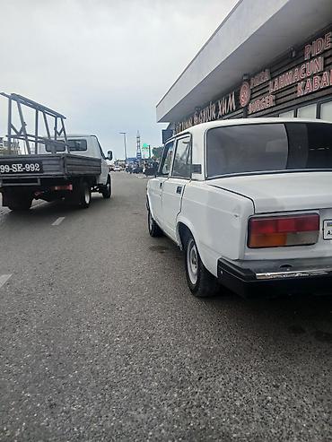 uaz qaz 69 satilir: VAZ 2107, ağ rəng, sedan kuzov. Xarici görünüş: - Klassik 2107 — 4