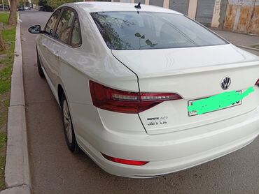 Чайники: Volkswagen Jetta sedan – ağ rəng, müasir dizaynlı eksteryer və geniş