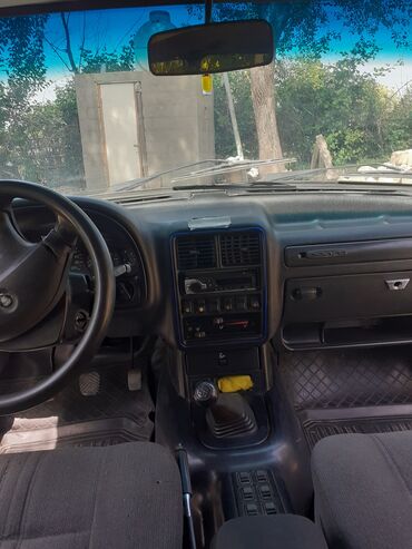 Digər avtomobillər: Gümüşü rəngdə olan bu sedan, klassik dizaynı və rahat interyeri ilə — 3