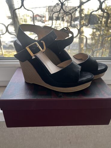 Угги: Б/у - Угги короткие из замши, карамельный цвет, на толстой резиновой — 9