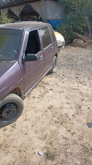 кичине машина: Автомобиль Daewoo Tico в фиолетовом цвете, представленный в кузове