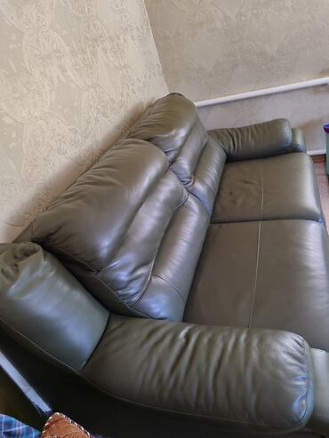 диван коженный: Диван-кровать, цвет - Зеленый, Б/у