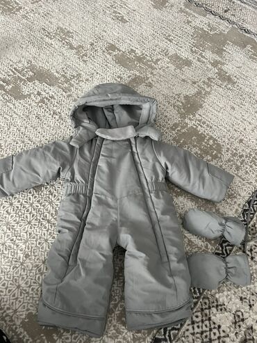 комбинезон для новорожденных зимний: Детский зимний комбинезон с варежками, серый цвет. - Теплый