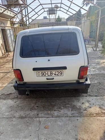 VAZ (LADA): Model: Lada Niva (VAZ 2121/21214 seriyası, 3 qapılı), ağ rəng. Gövde — 6
