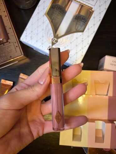 Кастрюли: Charlotte Tilbury lipgloss pillowtalk renginde