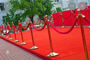 стенд на заказ: Стойки ограждения с канатом золотая в аренду сдаем красная дорожка — 8