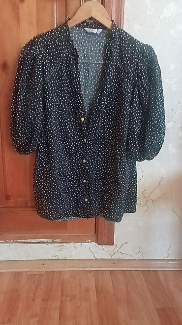 cins: Qara rəngdə xırda ağ xallı qadın bluzası Razmer 42 XL Qiymət 3m Unvan — 2