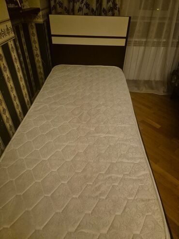 кровать двуспальная с матрасом: Б/у, Односпальная кровать, Без подьемного механизма, С матрасом, Без выдвижных ящиков