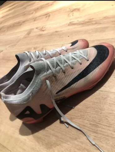 futbol toplar: Butslar Nike, Ölçü: 42, İşlənmiş