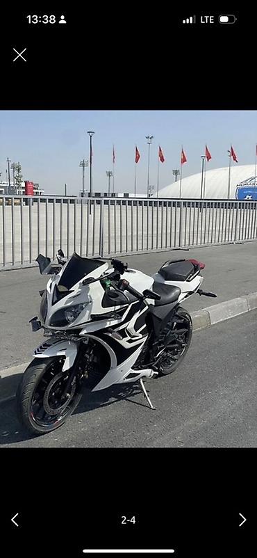 Спортивный мотоцикл в обвесе full-fairing, бело‑черная расцветка с at lalafo.kg Спортивный мотоцикл в обвесе full-fairing, бело‑черная расцветка с