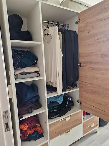 mirvari reng: Üç qapılı, çoxfunksiyalı geyim dolabı - Dizayn: ağ və təbii palıd — 6