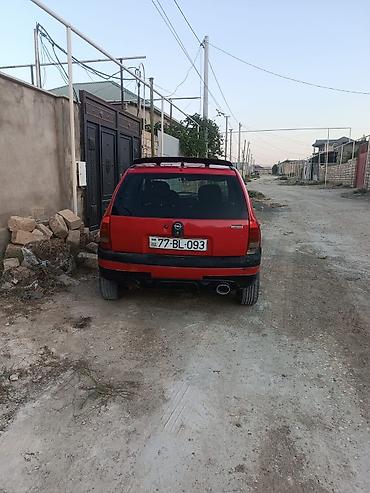 avto aksesuar kredit: Qırmızı rəngli şəhər avtomobili – 5 qapılı hatchback. otur sur — 6