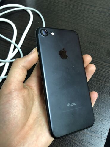 Apple iPhone: IPhone 7, Б/у, 32 ГБ, Jet Black, Зарядное устройство, Защитное стекло, Чехол, 85 %