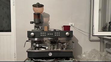 Другое оборудование для кафе, ресторанов: Профессиональная кофе машина la san marco 105e Италия + кофемолка la