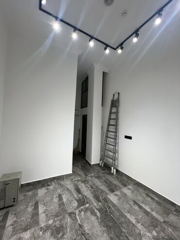 Restoran, kafelər: İcarəyə obyekt – şəhər mərkəzində, tarixi binaların sırasındakı küçədə — 21