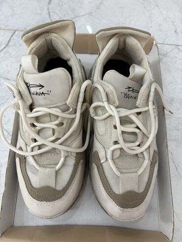 Uqqilər: Ağ/krem rəng palitrasında unisex idman ayaqqabısı. Xüsusiyyətlər: -