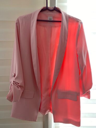 Elegantan ženski sako u pastelno roze boji, savršen za poslovne i