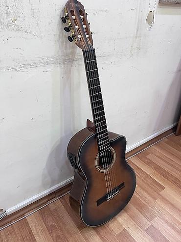 Valencia VC564bsb Ekvalayzerli elektro klassik gitara Korpusunda
