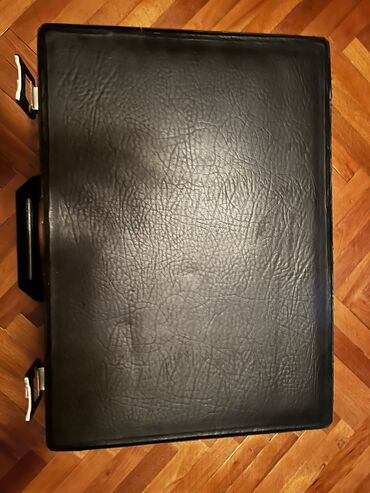 Çamadanlar: Dəri çemodan, keçmişindir ideal vəziyyətdə, qara rəngdədir. Ünvan — 9