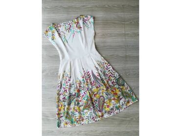 haljina letnja: Elegantna bela haljina od satena sa cvetnom bordurom. Šivena, odgovara